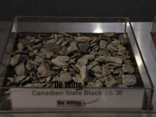 Canadian slate black 15/30 mm is een grind van zwarte schilfers.