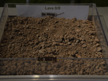 Lava 0/8 mm is een bruingrijze grindsoort afkomstig van Eifellava.