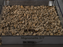 Mignonette 5/7 mm is een plat rolgrind met een licht beige tint