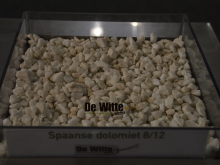 Spaanse dolomiet is een nieuw product sinds 2017 bij De Witte BVBA. Dit grind is een helder wit gebroken gesteente